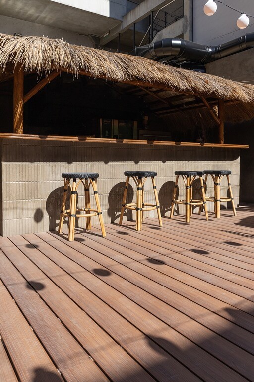 Deck para restaurant y bar